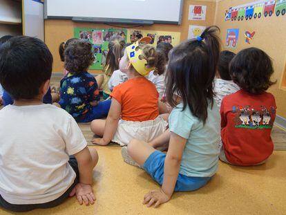 Aula de infantil de dos años en un colegio público de Valencia.
