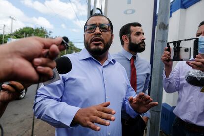 The opposition Félix Maradiaga speaks with reporters upon arriving at the Prosecutor's Office this Tuesday.