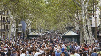 Multitud de turistas visitan La Rambla de Barcelona unos d&iacute;as despu&eacute;s del atentado.