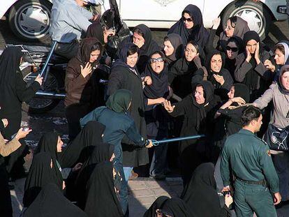 La policía interviene contra un grupo de mujeres durante una manifestación por la igualdad en Teherán (Irán) en 2006.