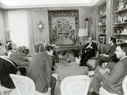 En el sentido de las agujas del reloj, Calvo Sotelo (con traje oscuro), Roca, Carrillo, González, Suárez, Lavilla, Fraga Arzalluz y el rey Juan Carlos I, en el palacio de la Zarzuela durante un acto en los años 80.