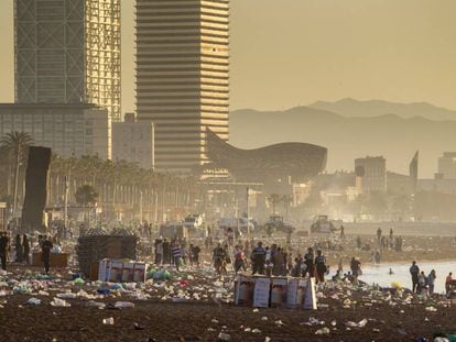Final de la verbena de Sant Joan en las playas de Barcelona.