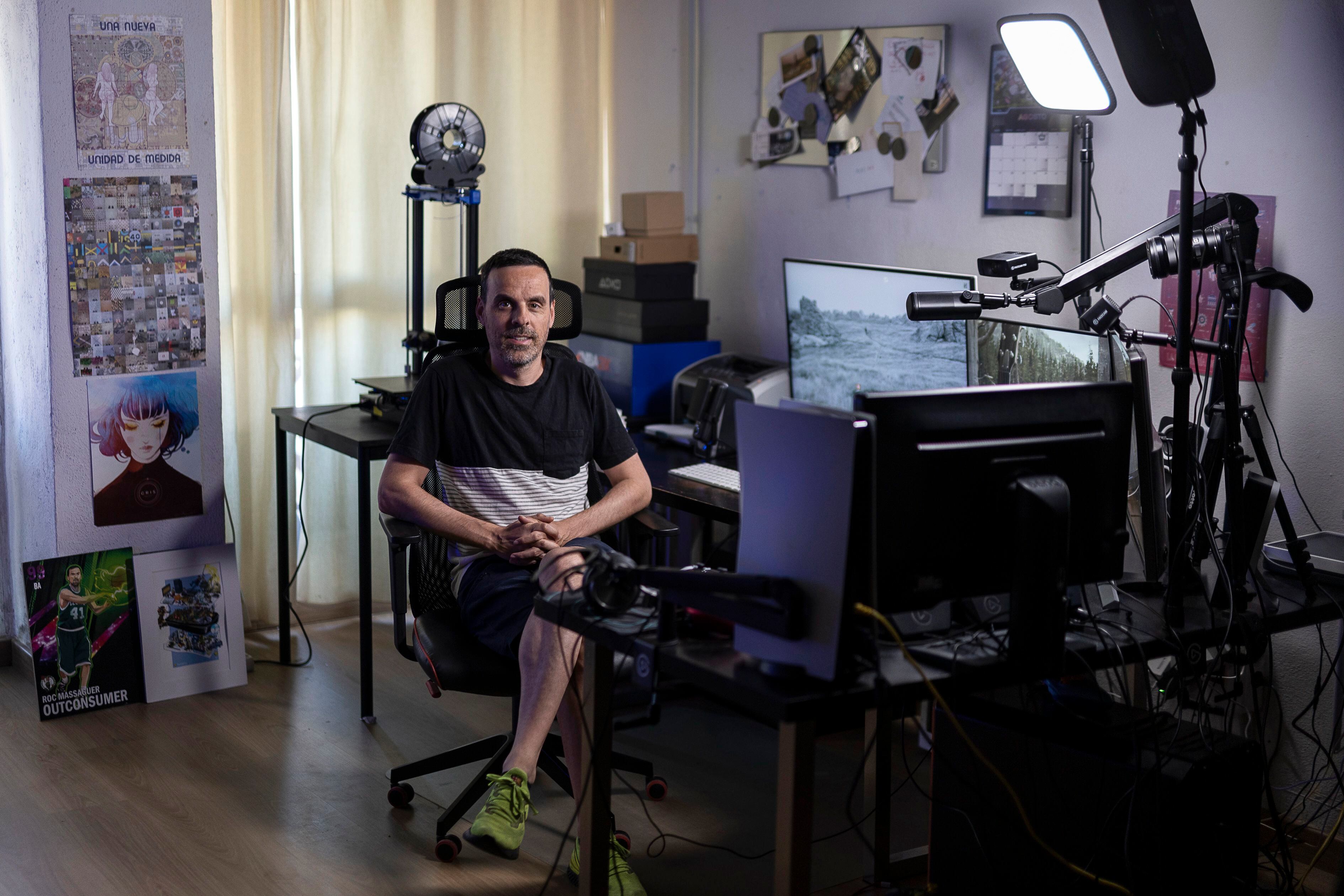 Roc Massaguer, de 46 años, en el estudio de su casa de Terrassa (Barcelona).