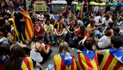 Un grup de joves en una concentració el dia de la vaga general.