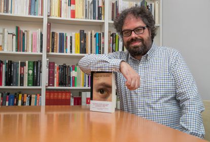 El escritor Sergio del Molino, en su casa de Zaragoza con su nueva obra, 'La piel' (Alfaguara).
