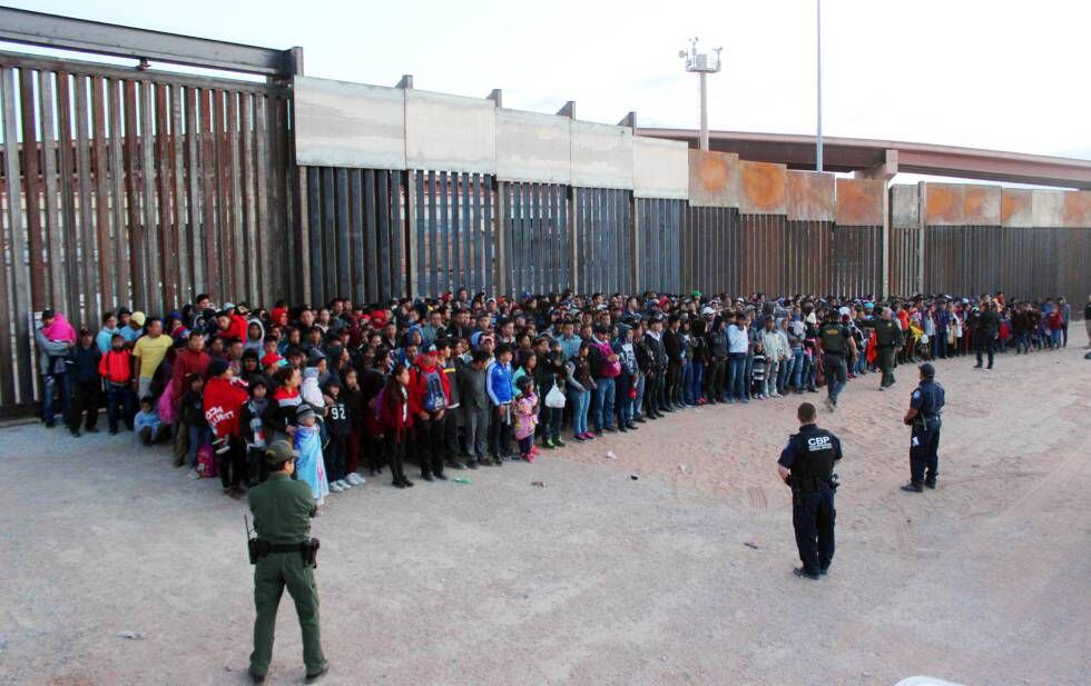 El grupo de más de mil personas detenido a la vez en la valla de El Paso, Texas.