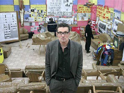 Thomas Hirschhorn, delante de su instalación <i>Swiss-swiss democracy, </i><b>en el Centro Cultural Suizo de París.</b>