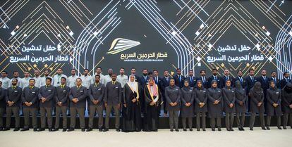 Salmán bin Abdulaziz, monarca absoluto de Arabia Saudí, es fotografiado junto a trabajadores del AVE.
