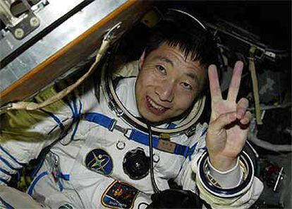 El astronauta Yang Liwei sonríe a los centenares de personas que le esperaban tras culminar con éxito su misisón.