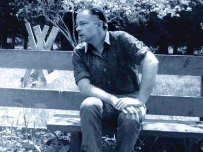 Phiip K. Dick, en un banco de su casa en Point Reyes Station, en la década de los 60.