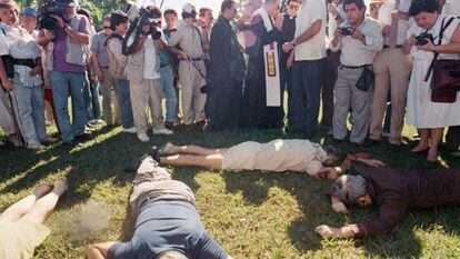 Los cuerpos de los jesuitas asesinados en El Salvador en 1989.