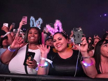 Asistentes al festival de Coachella con sus teléfonos móviles, el pasado viernes 21 de abril en California (Estados Unidos).