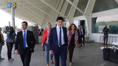 Unai Rementeria, en primer plano, en el aeropuerto de Loiu este lunes.