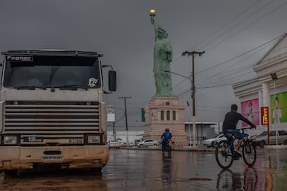 Una réplica de la Estatua de la Libertad de Nueva York a las puertas de unos grandes almacenes en Sinop, en el Estado de Mato Grosso. Son una seña de identidad de la cadena Havan, de un amigo de Bolsonaro.