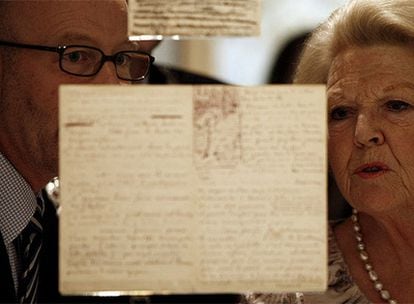 La reina Beatriz observa una carta manuscrita de Vincent van Gogh en el museo dedicado al artista en Amsterdam.