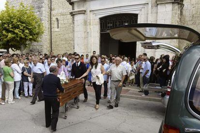 Familiares y amigos de los dos ciclistas que fallecieron tras ser atropellados en Valladolid.