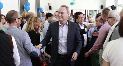 Alberto Fabra saluda a asistentes a un acto electoral en Vinar&ograve;s.