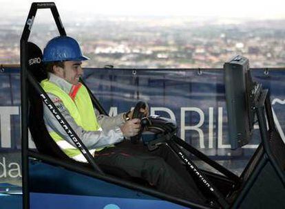 Fernando Alonso, en un simulador de pilotaje en la Torre de Cristal de Madrid.