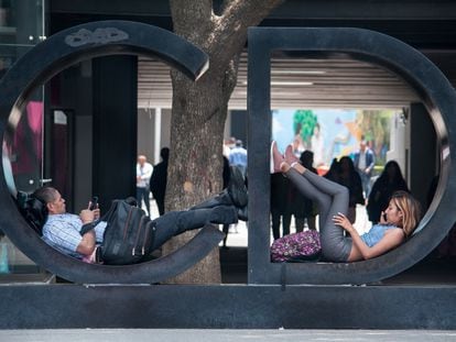 'Valemadrista', según la Real Academia Española, es una persona que muestra indiferencia, desinterés o pasividad. En la imagen, dos personas descansan en Ciudad de México.