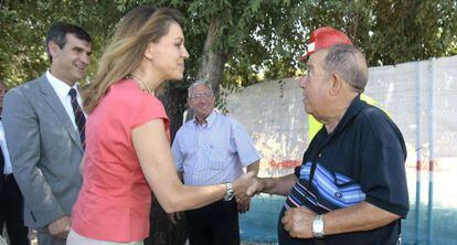 Dolores de Cospedal saluda a un vecino en Guadalajara.