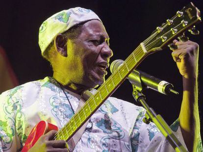 El guitarrista y compositor ghan&eacute;s Ebo Taylor durante su actuaci&oacute;n, anoche, en la segunda jornada del XXI Festival Womad de C&aacute;ceres.