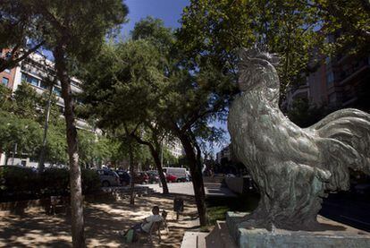 El gallo que preside la plaza del Gall, en la confluencia de Casanova con la avenida de Roma y Aragó. Mejor habría sido un mono.