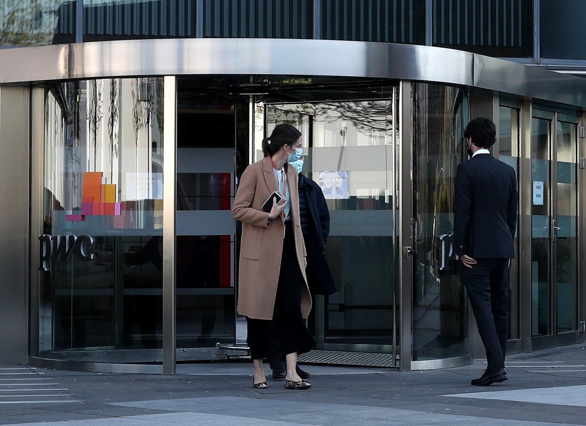 Vivir para trabajar: el bucle agotador de consultoras, grandes despachos y bancos de inversión