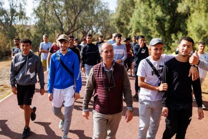 Michel Bustillo con los jóvenes migrantes en el parque de Los Lagos, en Jerez de la Frontera, Cádiz