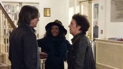 Jackson Browne, a la izquierda, charla con Willie Nile antes del concierto.