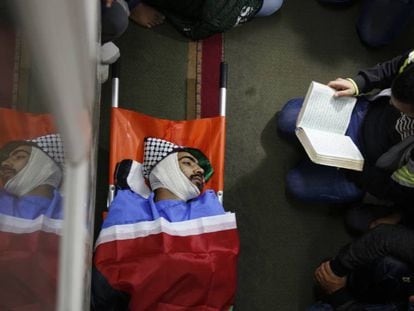 En foto, funeral por el joven palestino discapacitado al que el Ejército israelí de un tiro por la espalda en Tulkarem (Cisjordania). En vídeo, muerte del joven palestino (estas imágenes pueden herir su sensibilidad).