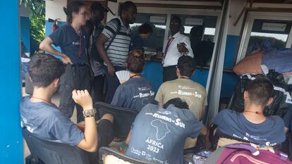 Un grupo de los jóvenes alicantinos espera en el Aeropuerto de Cap Skirring para volar a Dakar, capital de Senegal.
