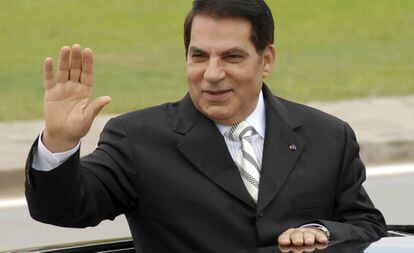 Zine el Abidine Ben Alí, entonces presidente de Túnez, en 2009, en un coche en Rades, cerca de la capital del país.