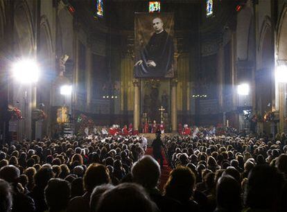 Interior de la basílica de Santa María durante el acto, con una gran fotografía del nuevo beato sobre el altar.