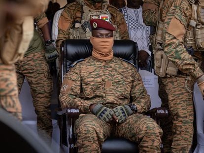 El capitán Ibrahim Traoré, presidente de Burkina Faso, durante la ceremonia por el 35 aniversario del asesinato de Thomas Sankara, celebrado en Uagadugú el 15 de octubre de 2022.
