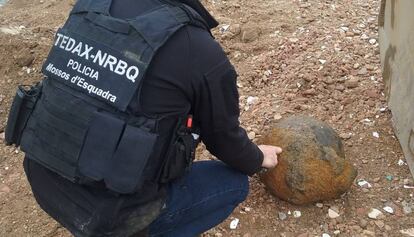 Un membre del TEDAX retira l'artefacte trobat al districte de Sant Martí.