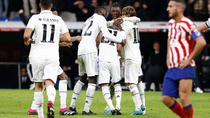 Los jugadores del Madrid celebran la victoria, el jueves en el Bernabéu.
