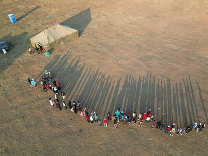 Ciudadanos hacen cola para votar en las elecciones de Zimbabue, el 23 de agosto, en Mabvuku, a las afueras de Harare.