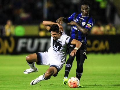 Eduardo Herrera (i) recibe una falta de Felipe Caicedo. 