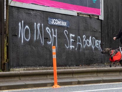 Una pintada contra la frontera en el mar de Irlanda impuesta por el Brexit, a principios de febrero en una calle del sur de Belfast.