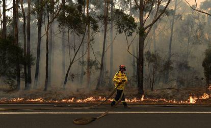 Un bombero intenta apagar un fuego en Australia.