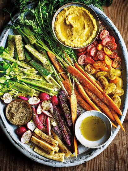 Exuberancia vegetariana. recetas de la chef británico-iraní Sabrina Ghayour. En la imagen, Fuente de crudités especiadas
con hummus de cúrcuma y cominos