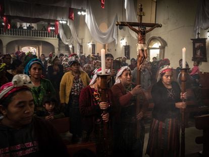 Ceremonia Maja-Chuj en San Mateo Ixtatán donde mujeres rezan por Dios y por la defensa de la Madre Naturaleza y la paz en una zona que atravesó mucha violencia.