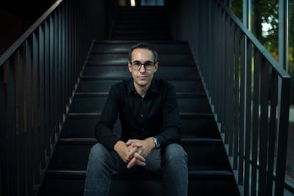 El escritor Xavi Puig, en la Biblioteca Eugenio Trías.