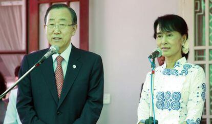 Ban Ki-Moon y Aung San Suu Kyi tras su reuni&oacute;n en Yangon.