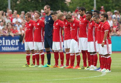 Jugadores del FB Bayer de Munich, en un minuto de silencia por las v&iacute;ctimas.