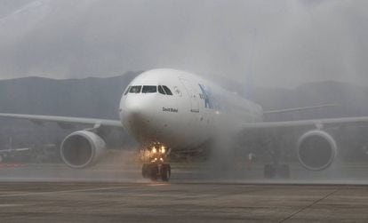 Avión A330 de Air Europa bajo el arco de agua con que fue recibido, en enero de 2018, tras el vuelo inaugural de la aerolínea al aeropuerto de Quito.