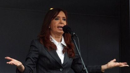 Cristina Kirchner da un discurso frente los tribunales federales, en abril de 2016.