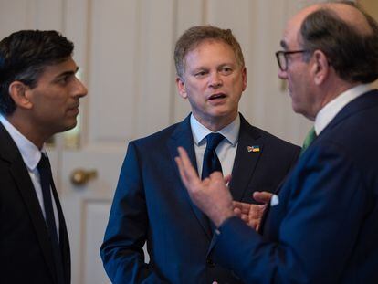 Rishi Sunak, primer ministro británico, y Grant Shapps, secretario de Estado de Defensa del Reino Unido, conversan con Ignacio Galán, presidente de Iberdrola.