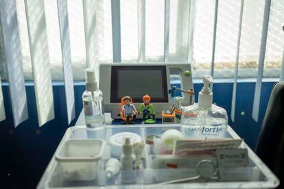 Figuras de juguete representan una consulta oftalmológica, en el consultorio de la Dra. Martínez.