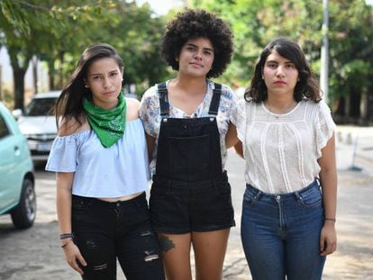 Arianna Moraga, Eloísa Altamirano y Madelaine Caracas, del movimiento juvenil #SOSIndioMaíz. C
 
 